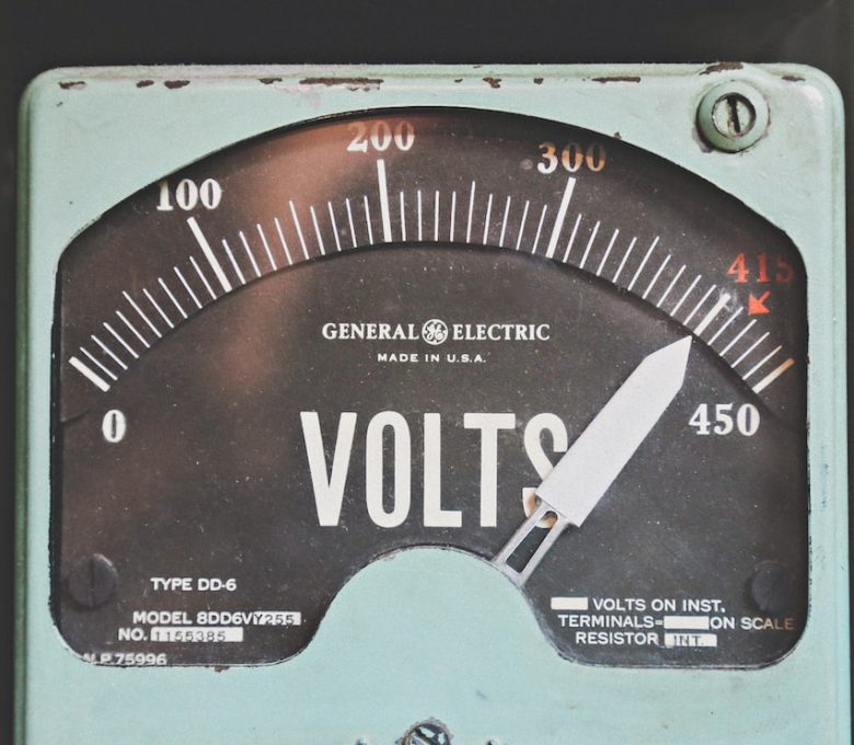 Kompensacja mocy biernej: Zwiększ wydajność Twojego systemu energii elektrycznej