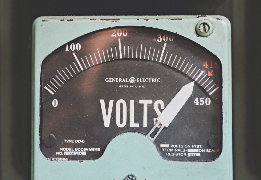 Kompensacja mocy biernej: Zwiększ wydajność Twojego systemu energii elektrycznej